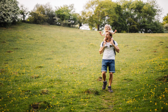 Petite fille sur les &eacute;paules de son papa lors d'une balade en &eacute;t&eacute; &agrave; la campagne