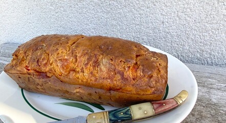 cake aux légumes et saumon dans un plat