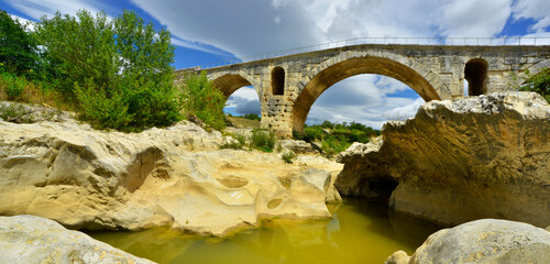 Panoramique le pont Julien à langue d'eau, pont antique aux environs de Bonnieux (84480),...