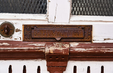 Rostiger Briefschlitz an einer Haustür