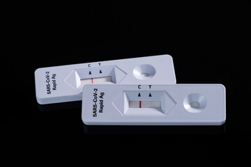 Zwei Antigen Schnelltest COVID-19 (2019-nCoV - coronavirus / SARS-CoV-2 virus / viral disease):...