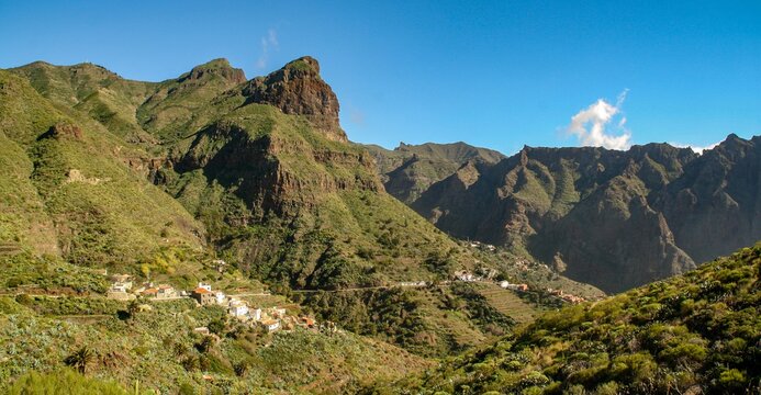 Masca, pueblo de la isla de Tenerife y su famoso ca&ntilde;&oacute;n en el sur de la isla, Islas Canarias, Espa&ntilde;a. Paisaje volc&aacute;nico rocoso con monta&ntilde;as escarpadas y profundos barrancos.