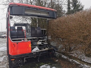 Wrak starego czerwonego autobusu © Jacek