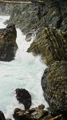 riesige Felsen in der Brandung des Atlantischen Ozeans in Ajuy Fuerteventura