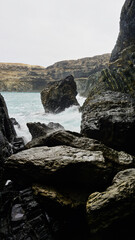riesige Felsen in der Brandung des Atlantischen Ozeans in Ajuy Fuerteventura