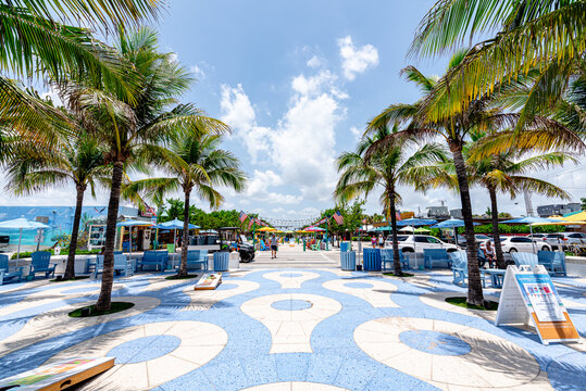 Lauderdale By The Sea, Florida With Palm Trees In City