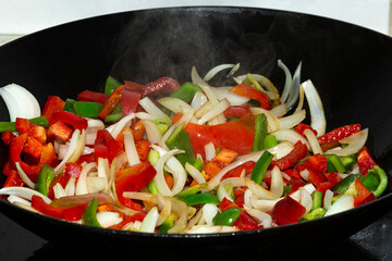 Verduras variadas friéndose en sartén,