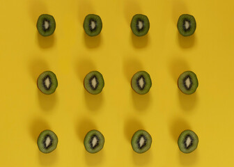 Patrón de kiwi sobre fondo amarillo