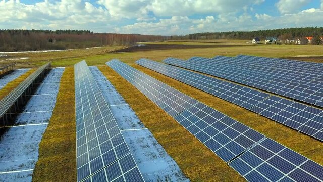 fotowoltaika panele solarne zdjęcia lotnicze farma fotowoltaiczna alternatywna energia