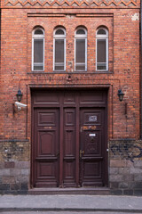 Fototapeta na wymiar old red door in town