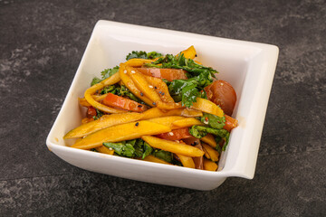 Salad with mango and chicken