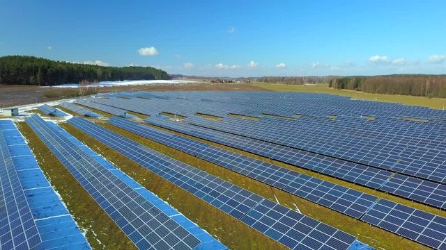 fotowoltaika panele solarne zdjęcia lotnicze farma fotowoltaiczna alternatywna energia