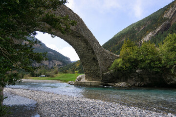 Fototapeta na wymiar Roman bridge in the Bujaruelo valley, in the Aragonese Pyrenees, located in Huesca, Spain.