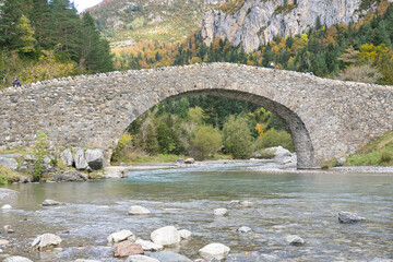 Fototapeta na wymiar Roman bridge in the Bujaruelo valley, in the Aragonese Pyrenees, located in Huesca, Spain.