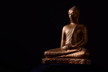 Fototapeta na wymiar Buddha d'oro