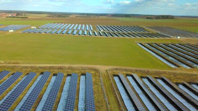 fotowoltaika panele solarne zdjęcia lotnicze farma fotowoltaiczna alternatywna energia