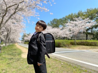 入学式の新一年生の男の子とランドセル