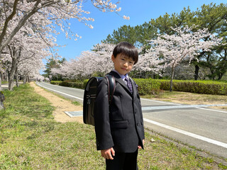小学校の入学式の新一年生とランドセル