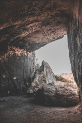 Ventana de una cueva de piedra