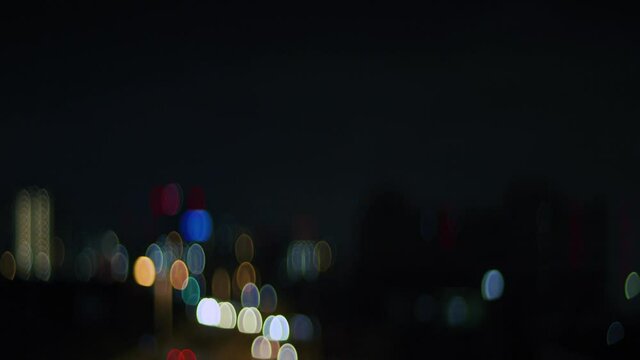 夜の街灯り アナモルフィックのボケ ティルトアップ