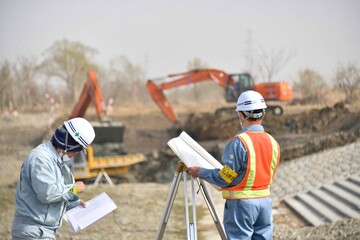 建設工事を管理・指揮する現場監督
