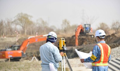 建設工事を測量するエンジニア  © godfather