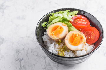 煮卵のどんぶり