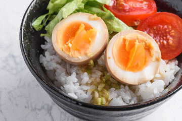 煮卵のどんぶり