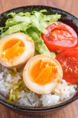 煮卵のどんぶり