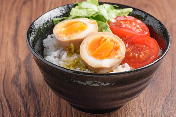 煮卵のどんぶり