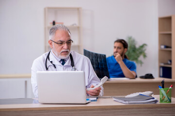 Obraz premium Two doctors working in the clinic