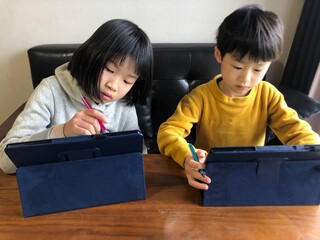 タブレット学習する子供たち