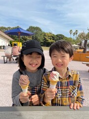 children eating cream