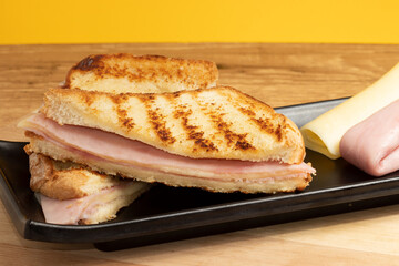 Bread toasted with ham and cheese known as misto quente.