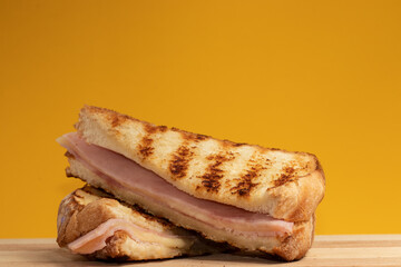 bread toasted with ham and cheese (misto quente).