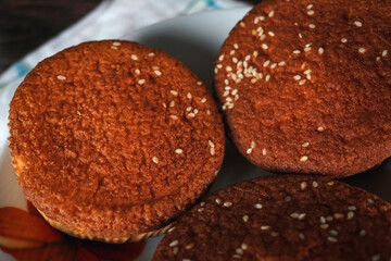 Fotos de Cupcakes acabados de hornear con un vaso de leche en el fondo y en una mesa rustica. 