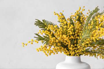 Vase with beautiful mimosa flowers on light background - obrazy, fototapety, plakaty