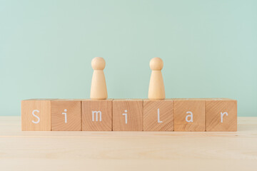 似ている、類似｜「Similar」と書かれた積み木と人型の木のオブジェ
