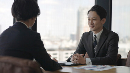 オフィスでミーティングをするビジネスマン