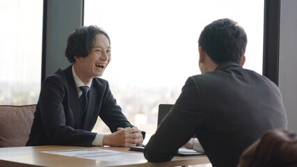 オフィスでミーティングをするビジネスマン