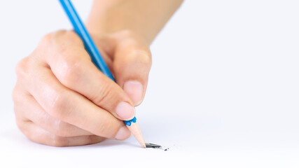 The tip of the pencil broke in the hand while writing.