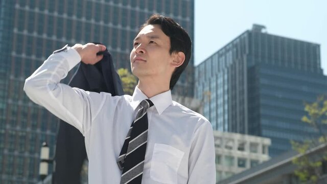 ジャケットを肩にかける日本人ビジネスマン