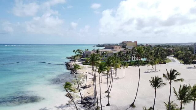 punta cana, republica dominicana - 3 de abril de 2021 - hermosa vista aerea de la playa de juanillo con el fondo del resort secrets en punta cana, paraiso vacacional