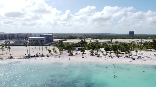 punta cana, republica dominicana - 3 de abril de 2021 - hermosa vista aerea de la playa de juanillo con el fondo del resort secrets en punta cana, paraiso vacacional