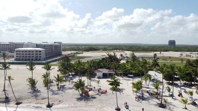 punta cana, republica dominicana - 3 de abril de 2021 - hermosa vista aerea de la playa de juanillo con el fondo del resort secrets en punta cana, paraiso vacacional