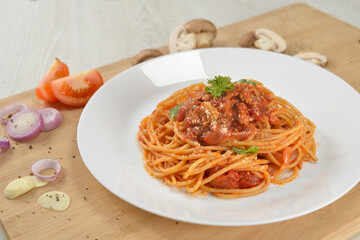 spaghetti bolognese tomato sauce lunch dinner serving