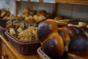 traditionelle Brötchenkörbe in einer Handwerksbäckerei