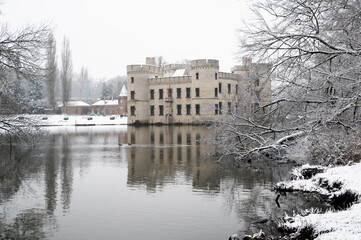 Fototapeta premium Château de Bouchout sous la neige en Belgique