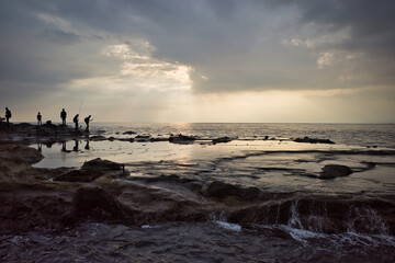 江ノ島の西南端にある稚児ヶ淵の夕日