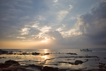 Obraz premium 江ノ島の西南端にある稚児ヶ淵の夕日